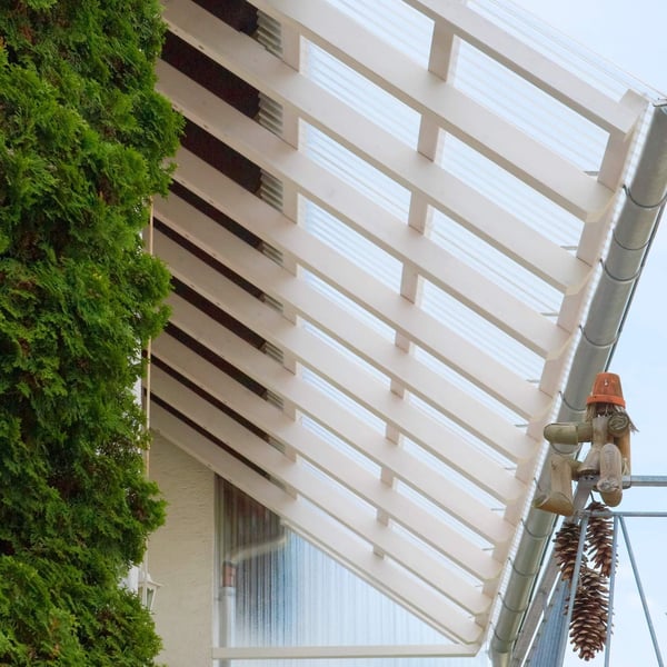 Verlegte klare Polycarbonat Spundwandplatten als Dach einer Pergola mit Holzsparren