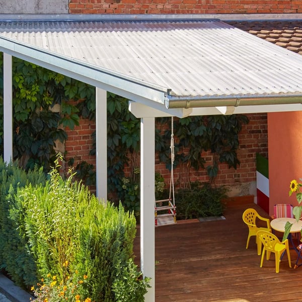 Verlegte klare Polycarbonat Spundwandplatten als Terrassendach mit Gartenmoebeln