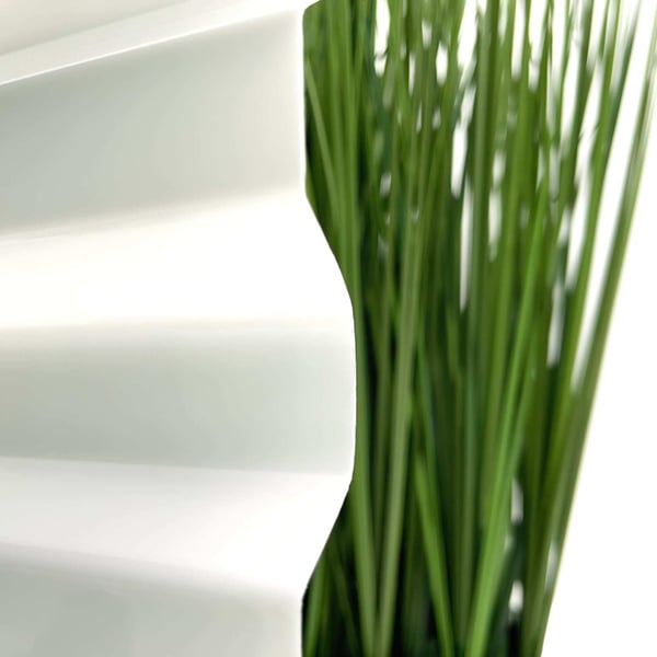 Detailansicht der Profilstruktur der Polycarbonat Spundwandplatte 76/18 in Opal-Weiß