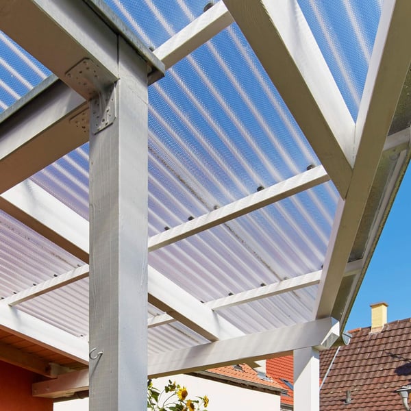 Verlegte klare Polycarbonat Spundwandplatte 1,30 mm als Terrassenüberdachung auf weißer Holzkonstruktion