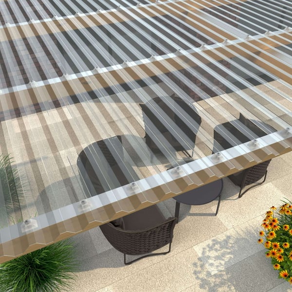 Verlegung der klaren Polycarbonat Spundwandplatte 76/18 als Terrassenüberdachung mit Befestigungsschrauben