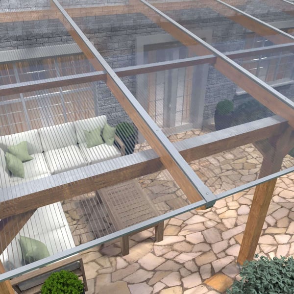 Verlegung der 16 mm Polycarbonat Stegplatten klar auf einer Terrassenueberdachung aus Holz und Metall