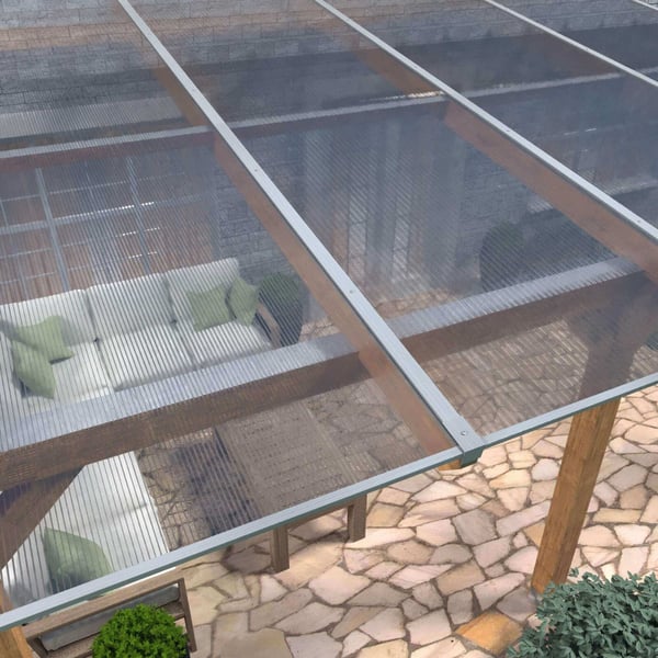 Verlegung der 16 mm Polycarbonat Stegplatte klar auf einer Terrassenüberdachung