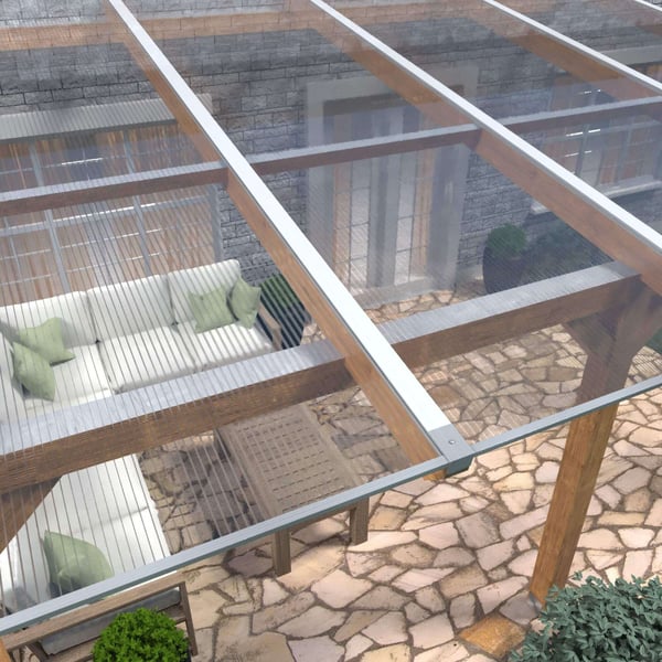 Verlegung der klaren 16 mm Polycarbonat Stegplatten als Terrassenueberdachung auf Holzkonstruktion