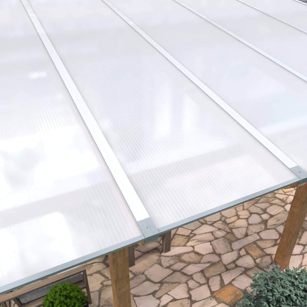 Verlegte Polycarbonat Stegplatten 16 mm Opal-Weiß auf einer Holzkonstruktion mit Steinboden