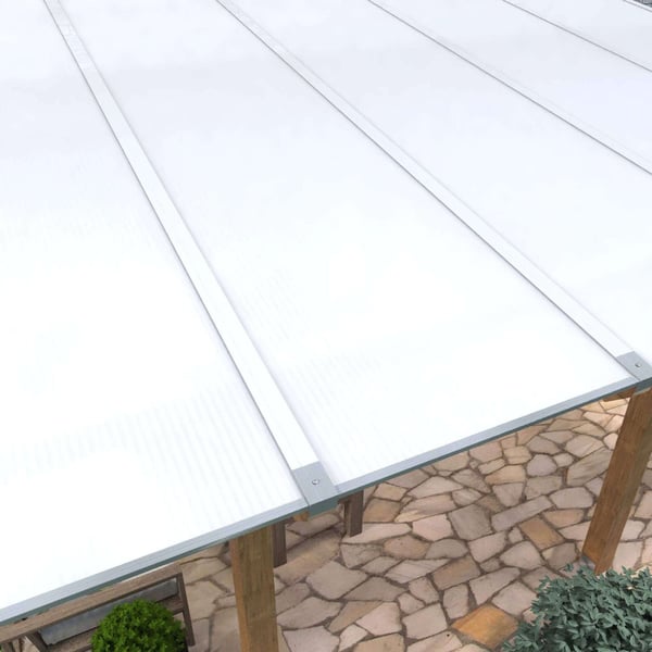 Verlegte Polycarbonat Stegplatten 16 mm Opal-Weiß auf einer Terrassenüberdachung