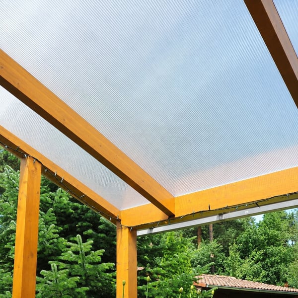 Polycarbonat Stegplatte 16 mm, klar, als Terrassendach auf Holzkonstruktion, von unten gesehen