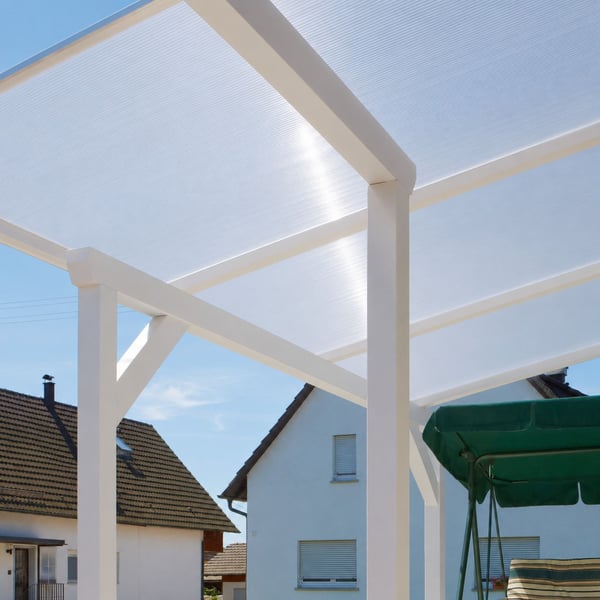 Polycarbonat Stegplatte 16 mm, klar, als Carportdach auf weisser Holzkonstruktion, von unten gesehen