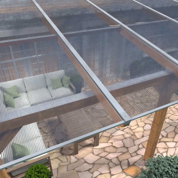 Verlegte 16 mm Polycarbonat Stegplatten, klar, als Terrassenüberdachung auf Holzkonstruktion