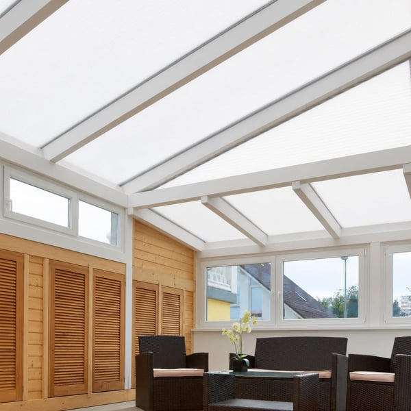 Polycarbonat Stegplatte 25 mm opal-weiß als Dachverglasung einer Terrasse mit Holzverkleidung
