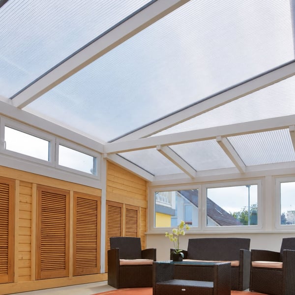 Polycarbonat Stegplatte 25 mm klar, als Terrassendach verbaut, Blick in einen Wintergarten