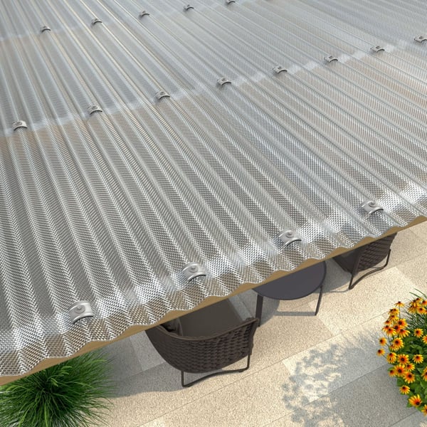 Verlegte Polycarbonat Wellplatten 76/18 klar auf einer Terrassenüberdachung mit Befestigungsschrauben