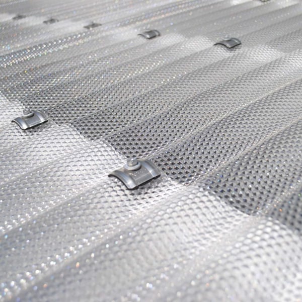 Nahaufnahme der Wellenstruktur und Befestigung einer Polycarbonat Wellplatte 76/18 klar