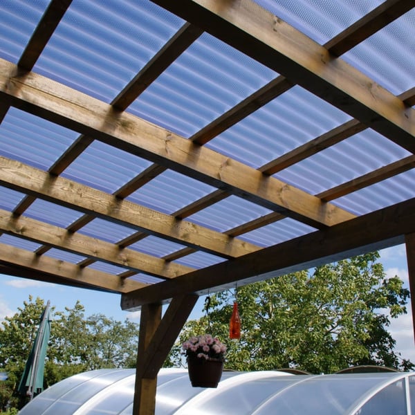 Verlegte Polycarbonat Wellplatten 76/18 klar auf einer Holzkonstruktion als Terrassendach