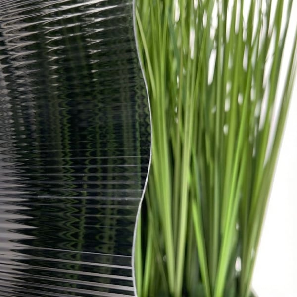 Detailansicht der anthrazitfarbenen Polycarbonat Wellplatte 76/18 mit leichter Transparenz