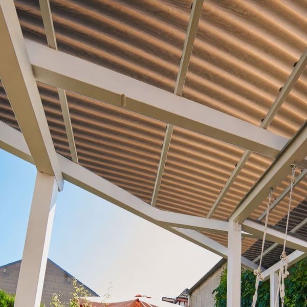 Verlegte Scobalit Polycarbonat Wellplatte 76/18, 2,60 mm, bronze, als Terrassendach von unten