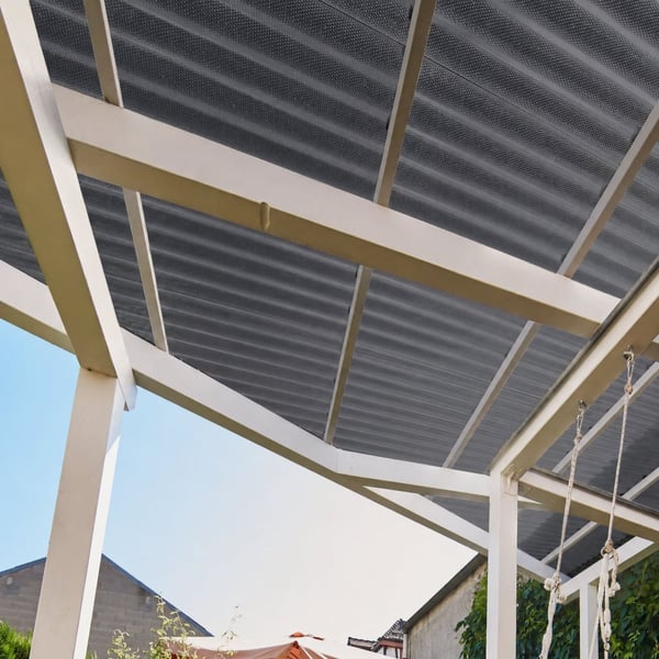 Unteransicht der Polycarbonat Wellplatte, Graphit, als Terrassendach mit Holzbalken