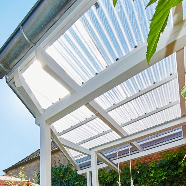 Verlegte Polycarbonat Wellplatten 2,60 mm klar als Terrassendach mit Holzkonstruktion und Dachrinne