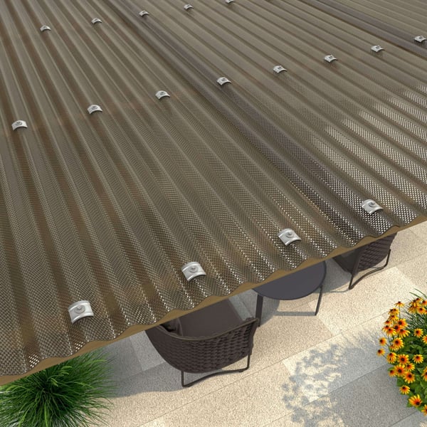 Verlegte Polycarbonat Wellplatte 76/18, bronze, auf einem Terrassendach mit sichtbaren Befestigungsschrauben