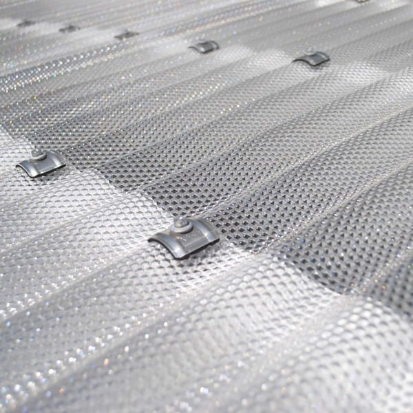 Nahaufnahme der klaren Polycarbonat Wellplatte 76/18 mit Wabenstruktur und Befestigungsschrauben