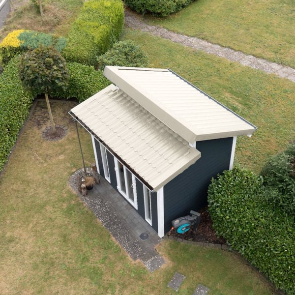 Gartenhaus mit Pultdach und Pultabschluss in Reinweiß (RAL 9010) von oben