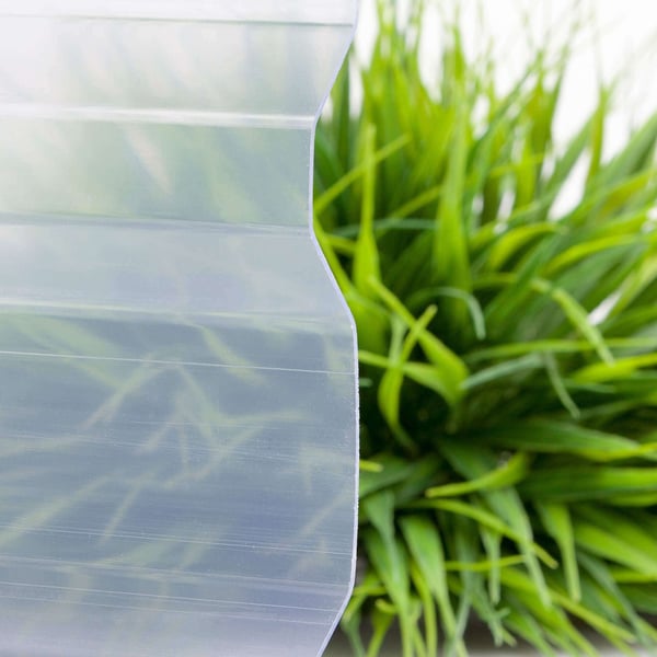 Detailansicht der klarbläulichen PVC Spundwandplatte, 1,40 mm, mit Trapezprofil und feinen Längsstreifen
