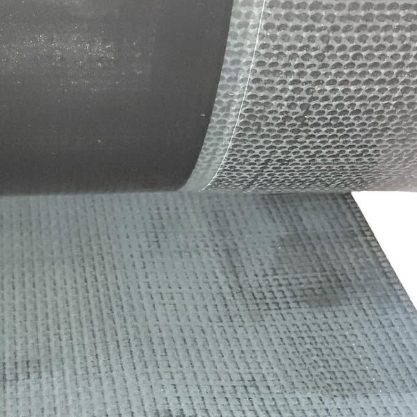 Nahaufnahme der texturierten Oberfläche des schwarzen EPDM Randfixierstreifens