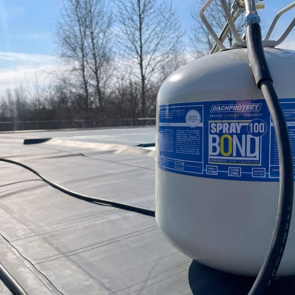 Schlauch für Sprühlanze, schwarzer Gummischlauch angeschlossen an DACHPROTECT Spray 100 Bond Druckflasche