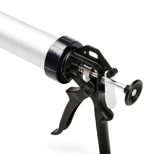 Detailansicht der Mechanik einer Schlauchbeutelpresse aus blankem Stahl, schwarz-silber