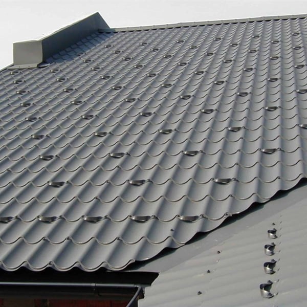 Dach mit dunkelgrauen Schneefangbügeln aus Aluminium auf Ziegelprofilblech, 1,75 mm Stärke