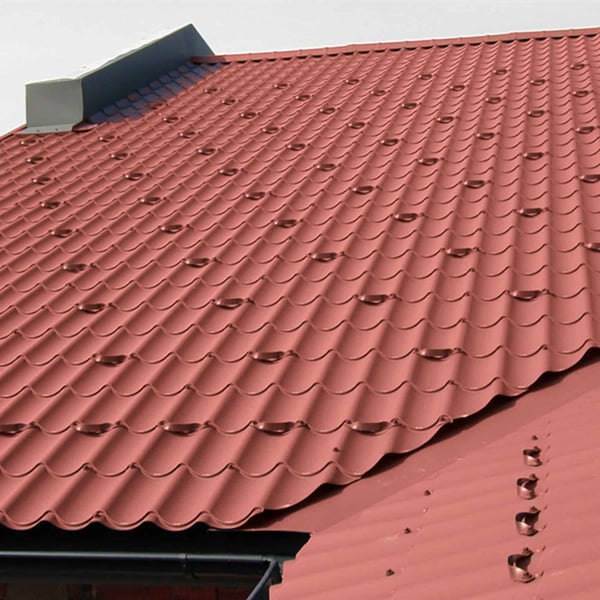 Rotes Dach mit vielen montierten Schneefangbügeln aus Aluminium, 1,75 mm stark