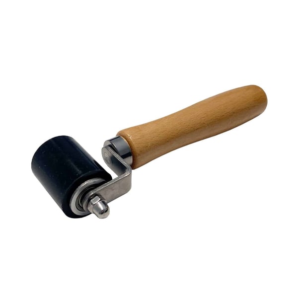 Silikon-Andrückrolle mit schwarzer Rolle und hellem Holzgriff, leicht schräge Ansicht