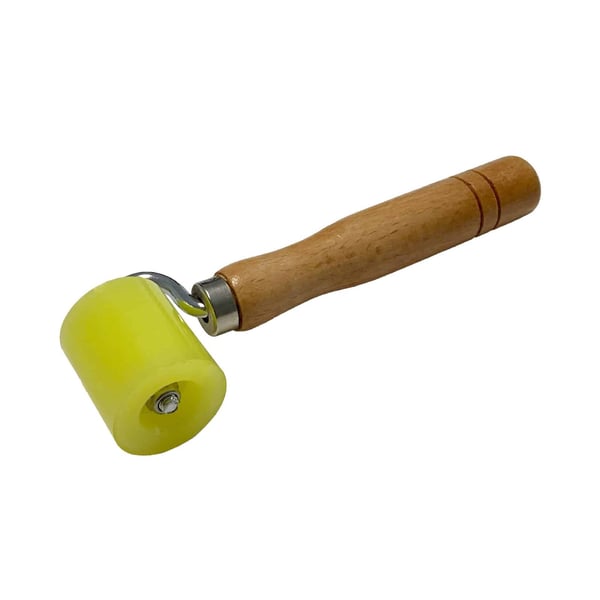 Silikon-Andrückrolle Standard mit gelbem Silikonrad und Holzgriff, Seitenansicht