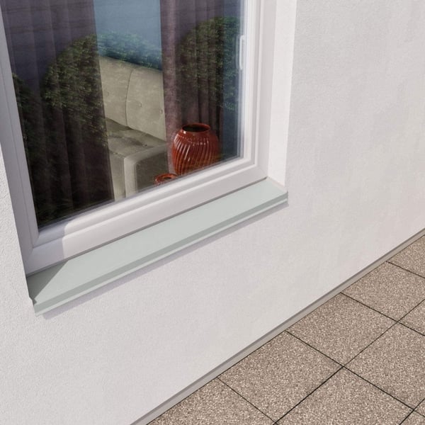 Sohlbank in Lichtgrau RAL 7035 unter einem Fenster an einer weissen Hauswand