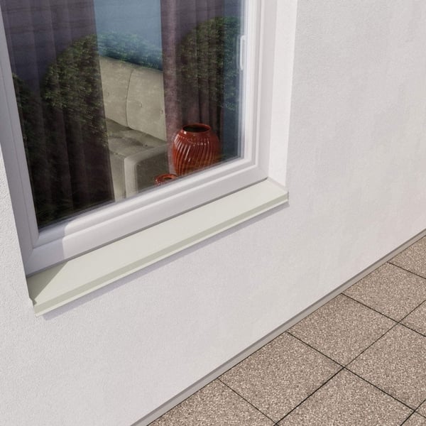 Grauweiße Sohlbank aus Stahl unter einem Fenster in einer weißen Hauswand verbaut
