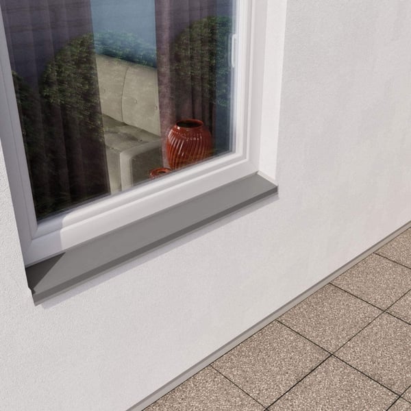 Graualuminium (RAL 9007) Sohlbank unter einem weissen Fenster, im verbauten Zustand