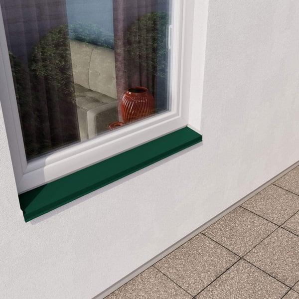 Sohlbank moosgrün (RAL 6005) unter einem Fenster, im verbauten Zustand