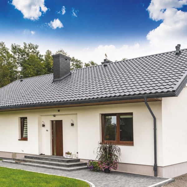 Kleines Einfamilienhaus mit montierter Stahl Dachrinne in Graphitgrau (RAL 7024) am Giebel
