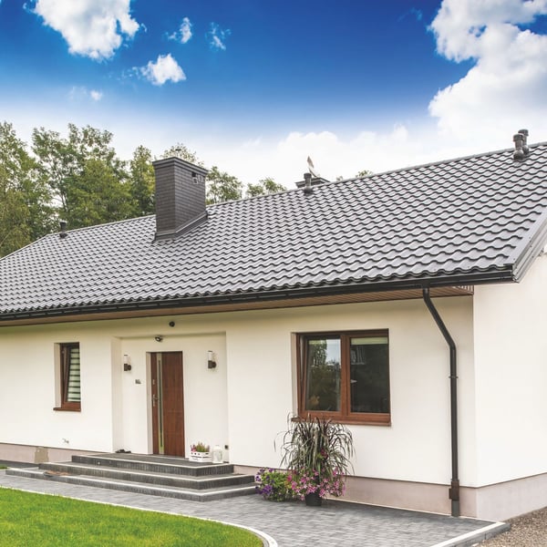 Stahl Dachrinnen Sparpaket Anthrazitgrau an einem weissen Einfamilienhaus, Gesamtansicht