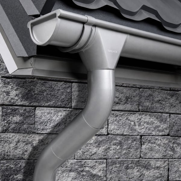 Stahl Dachrinne in Graualuminium (RAL 9007) am Dach montiert, mit Fallrohr und Rinnenkappe