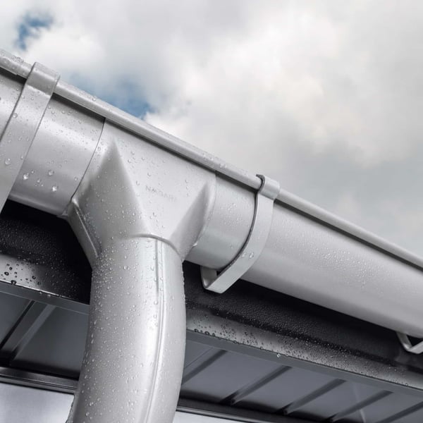Stahl Dachrinne in Weißaluminium (RAL 9006) mit Wassertropfen und Niagara-Logo auf dem Trichter