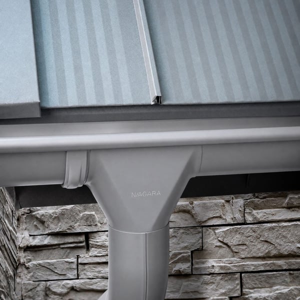 Stahl Dachrinne und Fallrohr in Graualuminium (RAL 9007) von Niagara, montiert unter einem Blechdach