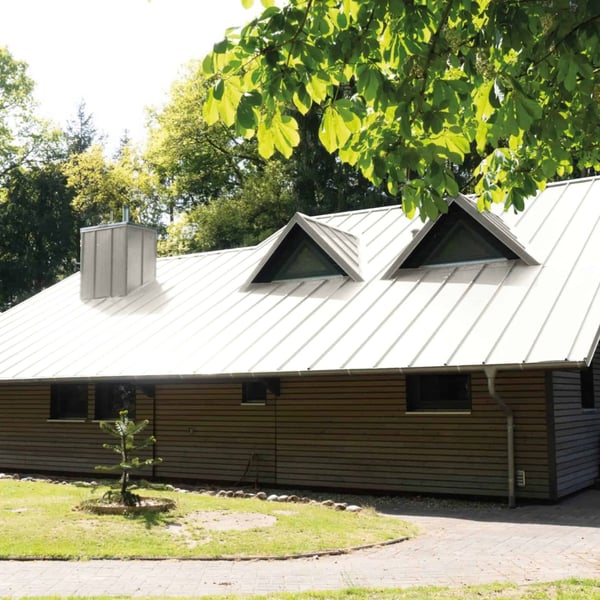 Stehfalzblech Weckman 33/500-LE, Grauweiß RAL 9002, auf einem Wohnhaus mit Gauben verlegt