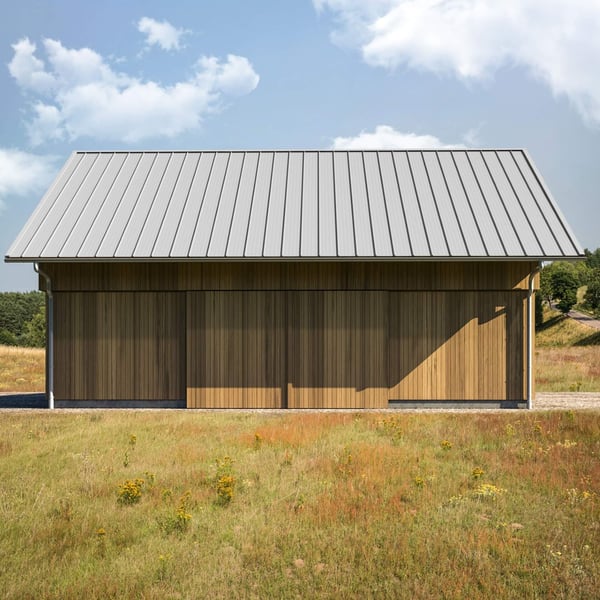Stehfalzblech 33/500-LR, Weißaluminium, auf einem Holzschuppen verbaut, Gesamtansicht