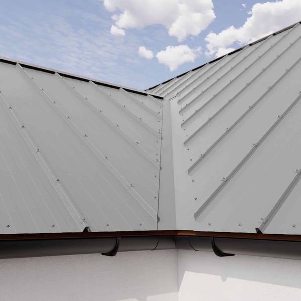 Dach aus Stehfalzblech 33/500-LR in Weißaluminium mit Dachrinne und Firstdetail