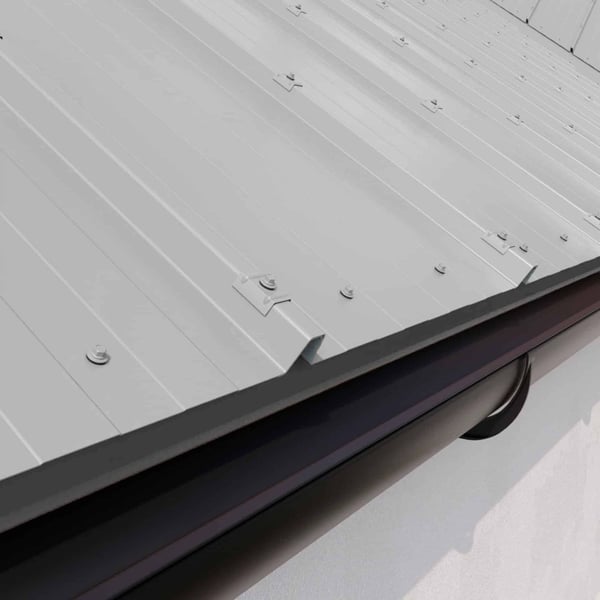 Detailansicht der Befestigung von Stehfalzblech 33/500-LR in Weißaluminium RAL 9006 an der Dachrinne