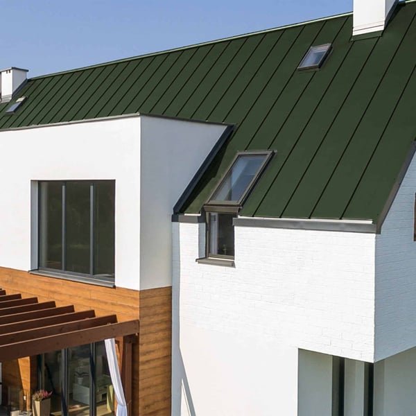 Stehfalzblech PD-510-S Flach Chromoxidgrün, verlegt auf einem modernen Haus mit Dachfenstern