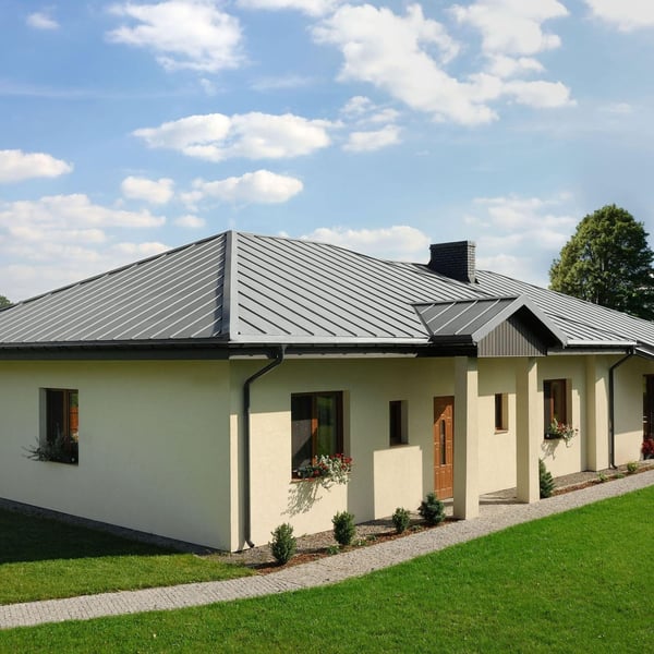 Stehfalzblech PD-510-S Flach Lichtgrau auf einem Bungalow-Dach