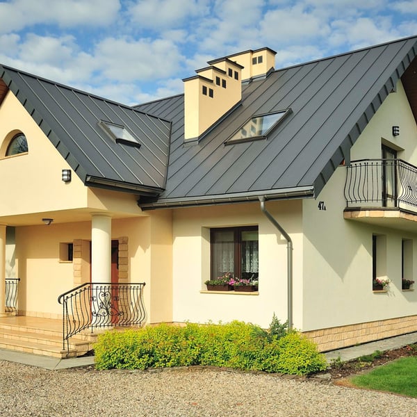 Anthrazitgraues Stehfalzblech PD-510-S auf einem Wohnhaus mit Dachfenstern