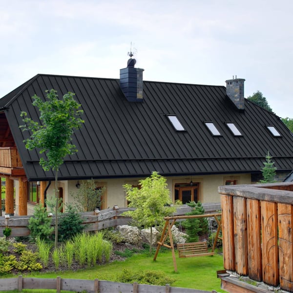 Wohnhaus mit anthrazitgrauem Stehfalzblech PD-510-S und Garten